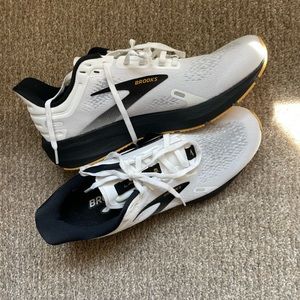 NWOT Brooks LAUNCH 9